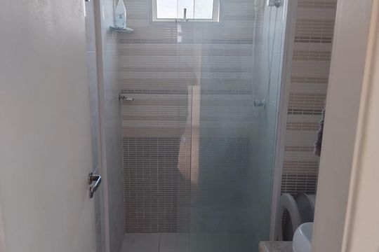 Banheiro de apartamento à venda com 2 quartos, 52m² em Vila Sacadura Cabral, Santo André