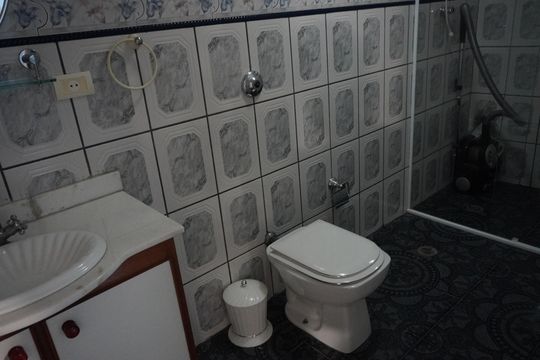 Banheiro de casa à venda com 5 quartos, 1100m² em Parque Mirante de Parnaiba, Barueri