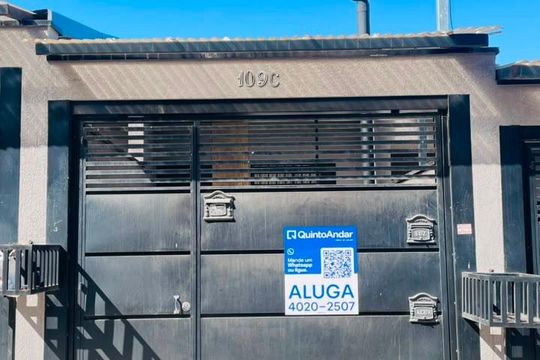 Fachada com placa de casa para alugar com 2 quartos, 56m² em Pununduva, Cotia
