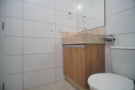 Banheiro de apartamento para alugar com 1 quarto, 50m² em Scharlau, São Leopoldo