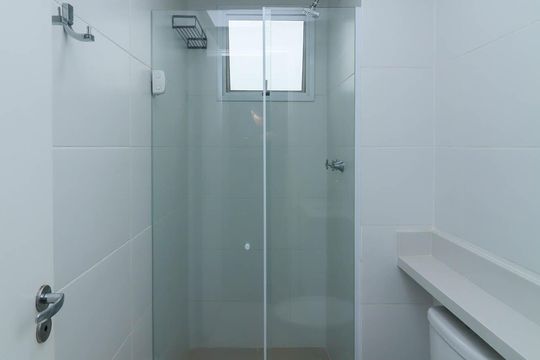 Banheiro social de apartamento para alugar com 2 quartos, 43m² em Jardim Monte Alegre, Taboão da Serra