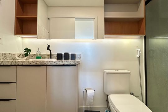 Banheiro suíte de apartamento para alugar com 1 quarto, 50m² em Lagoa Pequena, Florianópolis