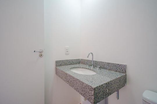Banheiro de kitnet/studio para alugar com 1 quarto, 23m² em Butantã, São Paulo