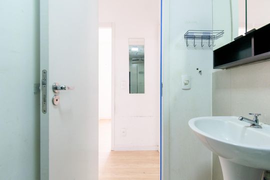 Banheiro de apartamento à venda com 2 quartos, 34m² em Vila Mira, São Paulo