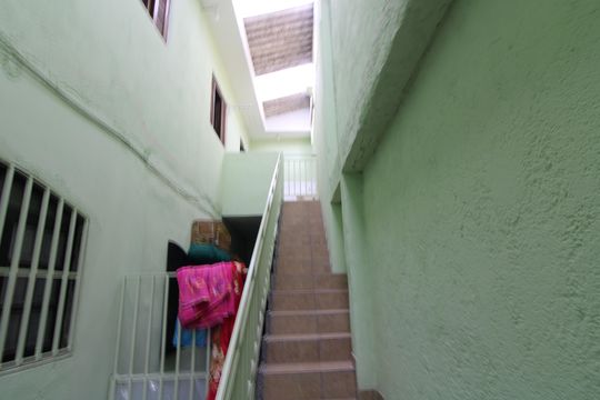 escada de acesso de casa para alugar com 2 quartos, 75m² em Vila Robertina, São Paulo