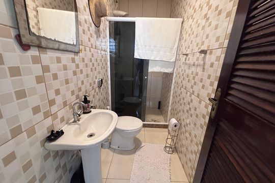 Banheiro de serviço de casa de condomínio para alugar com 4 quartos, 618m² em Vargem Grande, Rio de Janeiro