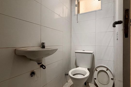 Banheiro de serviço de casa de condomínio à venda com 4 quartos, 520m² em Residencial Morada dos Lagos, Barueri