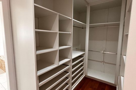 Closet de casa de condomínio à venda com 4 quartos, 520m² em Residencial Morada dos Lagos, Barueri