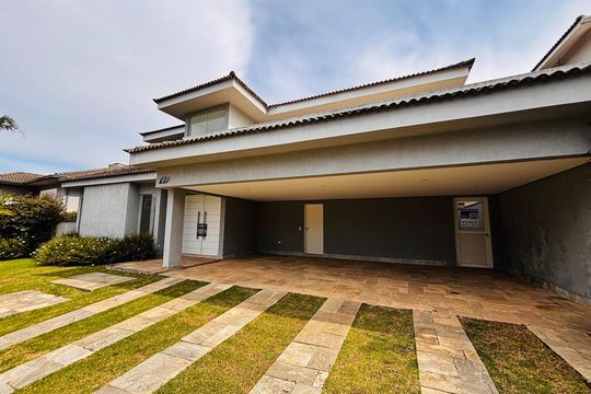 Fachada de casa de condomínio à venda com 4 quartos, 520m² em Residencial Morada dos Lagos, Barueri
