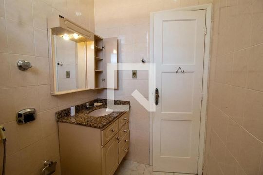 Banheiro de apartamento para alugar com 1 quarto, 60m² em Jardim Guanabara, Rio de Janeiro