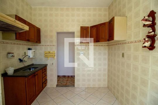 Cozinha de apartamento para alugar com 1 quarto, 60m² em Jardim Guanabara, Rio de Janeiro