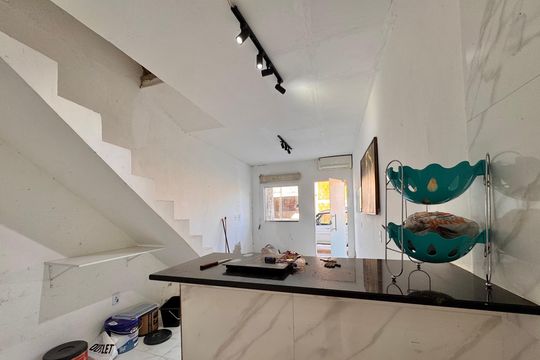 Cozinha e área de serviço de casa de condomínio para alugar com 2 quartos, 112m² em Vargem Pequena, Rio de Janeiro