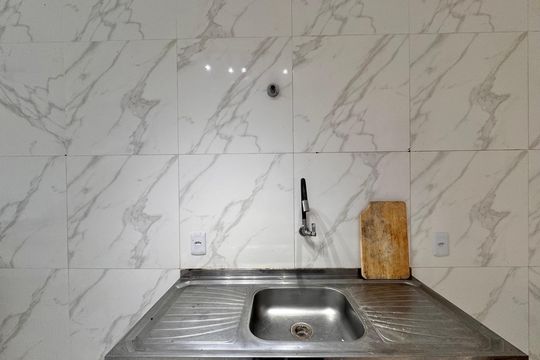 Cozinha e área de serviço de casa de condomínio para alugar com 2 quartos, 112m² em Vargem Pequena, Rio de Janeiro