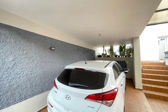 Garagem de casa à venda com 4 quartos, 145m² em Jardim Ester Yolanda, São Paulo