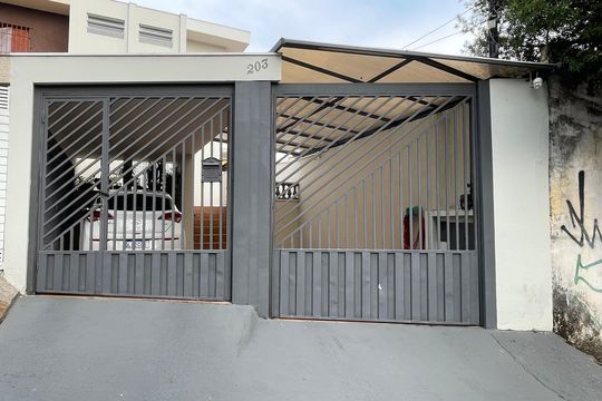 Fachada de casa à venda com 4 quartos, 145m² em Jardim Ester Yolanda, São Paulo