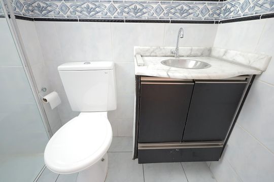 Banheiro de apartamento à venda com 2 quartos, 56m² em Parque Sao Vicente, Santo André