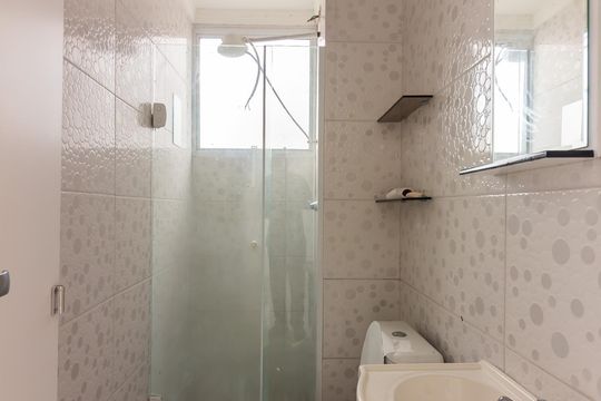 Banheiro  de apartamento para alugar com 2 quartos, 42m² em Jardim Boa Vista (zona Oeste), Osasco