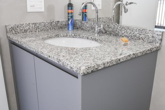 Banheiro de kitnet/studio para alugar com 1 quarto, 31m² em Pompeia, São Paulo