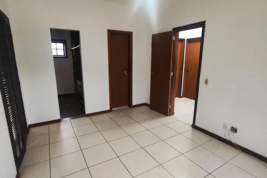 Quarto de casa de condomínio para alugar com 3 quartos, 360m² em Vargem Grande, Rio de Janeiro