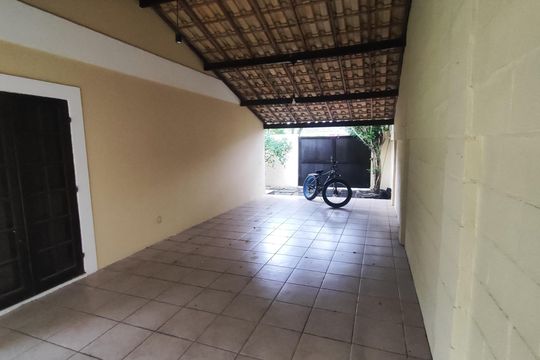 Garagem de casa de condomínio para alugar com 3 quartos, 360m² em Vargem Grande, Rio de Janeiro