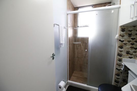 Banheiro de apartamento para alugar com 2 quartos, 52m² em Jacarepaguá, Rio de Janeiro