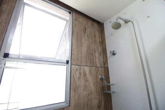 Banheiro de apartamento para alugar com 2 quartos, 52m² em Jacarepaguá, Rio de Janeiro