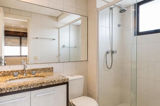 Banheiro de apartamento para alugar com 3 quartos, 115m² em Mont’Serrat, Porto Alegre
