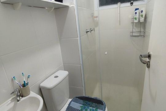 Banheiro de apartamento para alugar com 2 quartos, 50m² em Santa Cruz, Rio de Janeiro