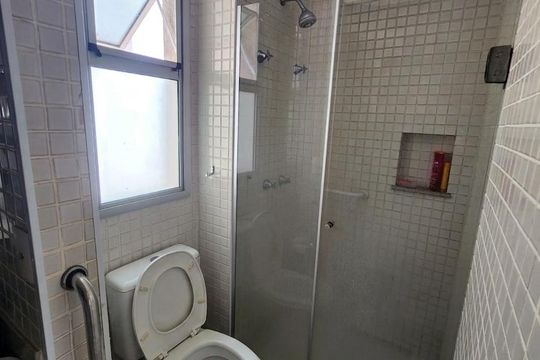 Banheiro de apartamento para alugar com 1 quarto, 35m² em Jacarepaguá, Rio de Janeiro