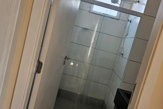 Banheiro de apartamento para alugar com 2 quartos, 45m² em Pacheco, São Gonçalo