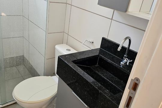 Banheiro de apartamento para alugar com 2 quartos, 45m² em Pacheco, São Gonçalo