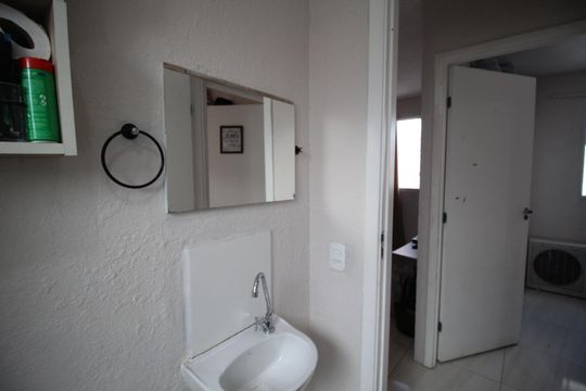 Banheiro de apartamento para alugar com 2 quartos, 42m² em Morro Santana, Porto Alegre
