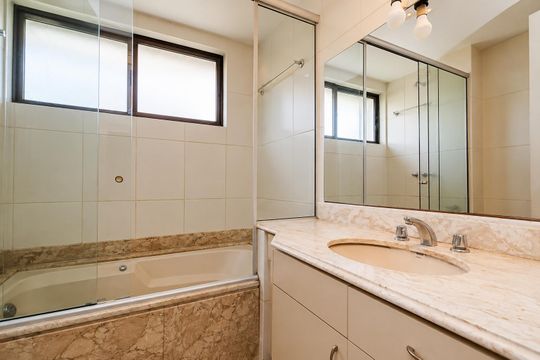 Banheiro de apartamento para alugar com 1 quarto, 80m² em Bela Vista, Porto Alegre