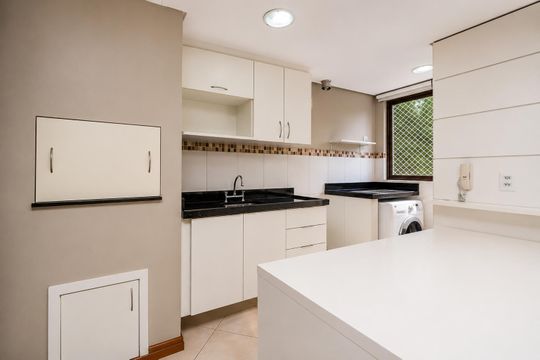 Cozinha de apartamento para alugar com 1 quarto, 80m² em Bela Vista, Porto Alegre