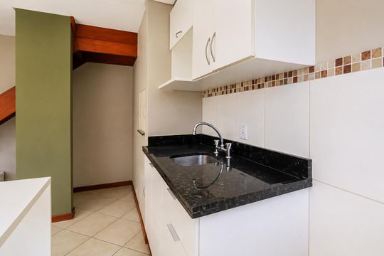 Cozinha de apartamento para alugar com 1 quarto, 80m² em Bela Vista, Porto Alegre