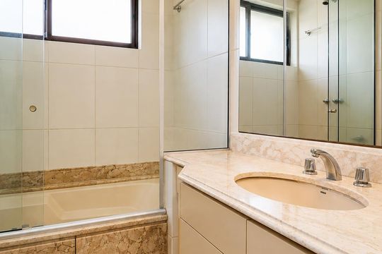 Banheiro de apartamento para alugar com 1 quarto, 80m² em Bela Vista, Porto Alegre