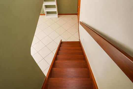 Escada de apartamento para alugar com 1 quarto, 80m² em Bela Vista, Porto Alegre