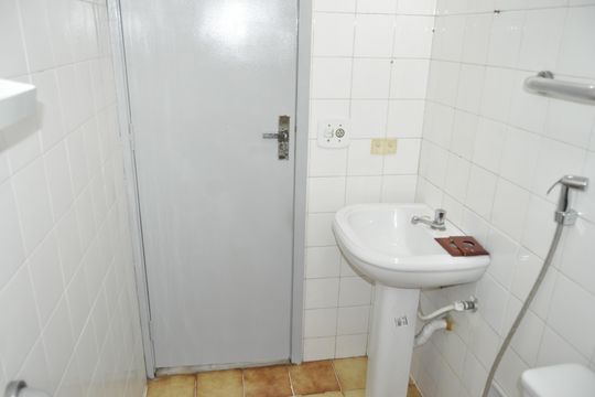 Banheiro social  de apartamento para alugar com 2 quartos, 59m² em Tomás Coelho, Rio de Janeiro