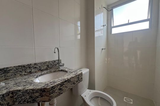 Banheiro Social de apartamento para alugar com 2 quartos, 52m² em Braúnas, Belo Horizonte