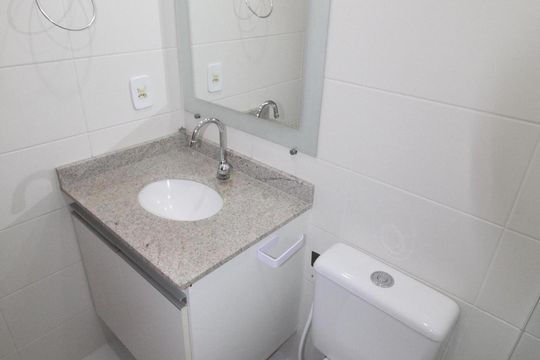 Banheiro da Suíte 2 de apartamento para alugar com 2 quartos, 74m² em Parque Residencial Aquarius, São José dos Campos