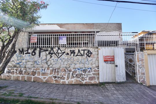Fachada da Casa de casa à venda com 4 quartos, 200m² em Sagrada Família, Belo Horizonte