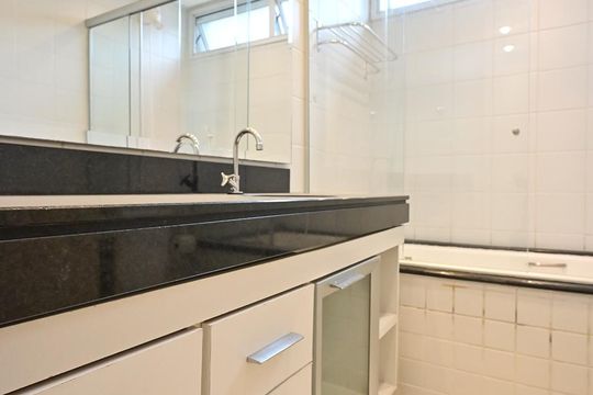 Banheiro Suíte  de apartamento à venda com 1 quarto, 89m² em Morumbi, São Paulo