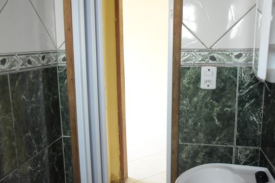 Banheiro de casa para alugar com 2 quartos, 42m² em Vila Princesa Izabel, Cachoeirinha