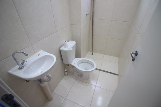 Banheiro de apartamento para alugar com 2 quartos, 54m² em Bairro da Glória, Contagem