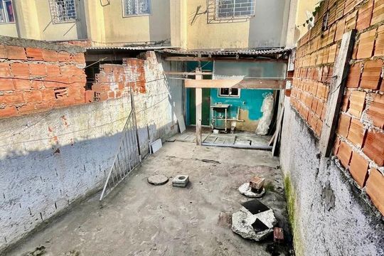 Área externa de casa à venda com 2 quartos, 50m² em Ganchinho, Curitiba
