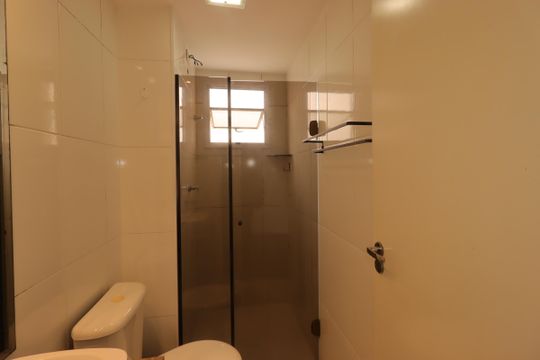 Banheiro de apartamento à venda com 2 quartos, 50m² em Vila Homero Thon, Santo André