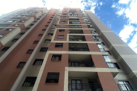 Fachada do bloco de apartamento para alugar com 2 quartos, 47m² em Ayrosa, Osasco