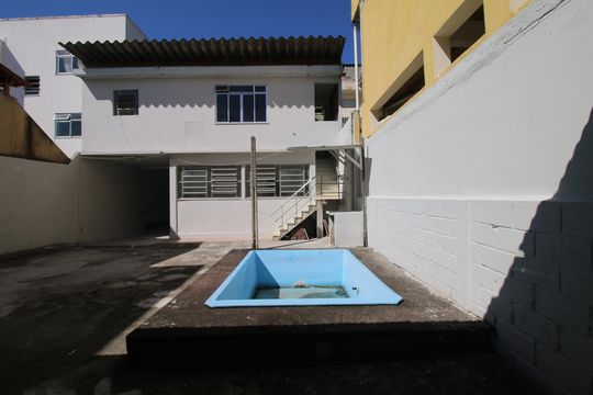 Quintal fundos e Piscina de casa para alugar com 5 quartos, 360m² em Vila da Penha, Rio de Janeiro