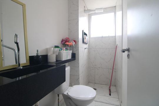 Banheiro de apartamento à venda com 2 quartos, 44m² em Usina Piratininga, São Paulo