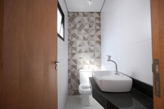 Banheiro de serviço de apartamento à venda com 2 quartos, 115m² em Jardim Ocara, Santo André